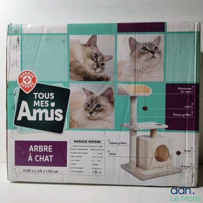 emballage d'un griffoir pour chat sur lequel est assis un chat
