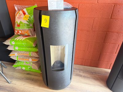 une photo d'un réfrigérateur dans un magasin, avec des sacs de provisions