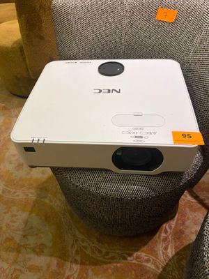 un petit projecteur posé sur une chaise dans un salon