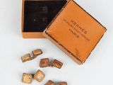 une petite boîte contenant plusieurs morceaux de bois