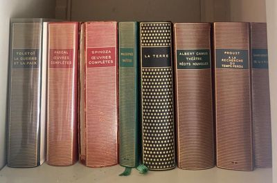 plusieurs livres sont alignés sur une étagère