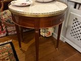 une petite table sur laquelle sont posées deux assiettes, dans un coin de la pièce