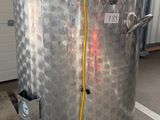 un grand récipient métallique posé sur une palette dans un garage
