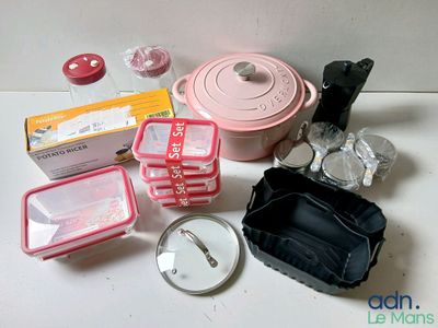 beaucoup de plats qui sont sur la table