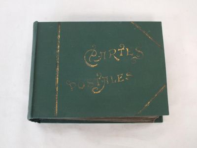un livre vert sur lequel figure une inscription dorée sur fond blanc