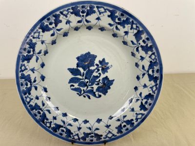 l'image d'une assiette bleue et blanche ornée de fleurs