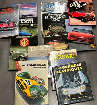 plusieurs livres sont posés sur une table les uns à côté des autres