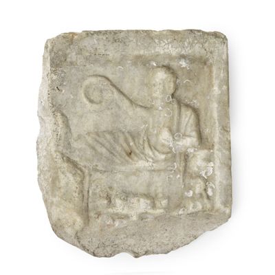 une image représentant une plaque en pierre sur laquelle figure un homme tenant un oiseau