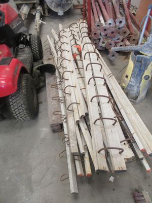 un tas de bois posé par terre à côté d'une tondeuse à gazon