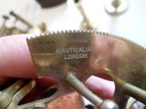 une personne qui tient un objet métallique dans sa main