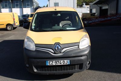 une camionnette jaune et noire garée sur un parking