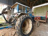 un tracteur qui est à l'arrêt dans la boue