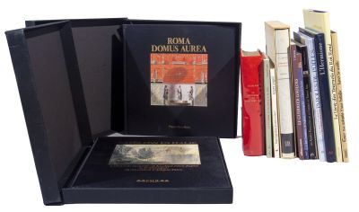 de nombreux livres qui sont rangés les uns à côté des autres sur une étagère