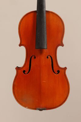 un vieux violon avec un archet accroché à son dos