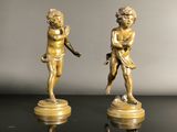 paire de figurines anciennes en bronze d'un garçon et d'une fille