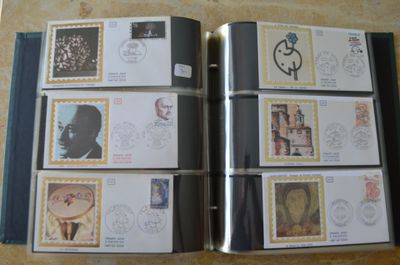 beaucoup de timbres sur les pages d'un livre