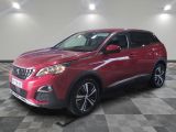 une voiture rouge est garée dans une pièce au sol en damier
