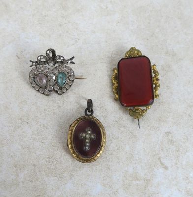 trois bijoux posés sur une surface blanche