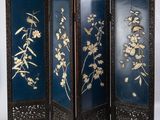 une image représentant un paravent orné de fleurs et de feuilles peintes