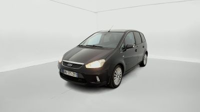 La petite voiture noire est garée dans une pièce blanche.