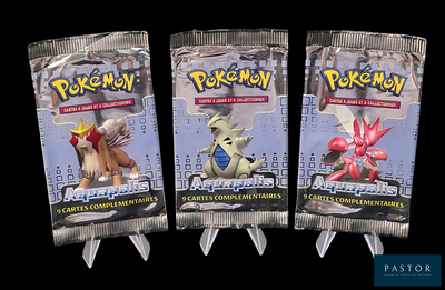 trois paquets de cartes à collectionner Pokémon sur fond noir