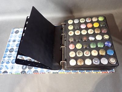 un classeur noir orné d'une multitude de capsules de bouteilles