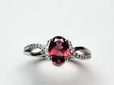 Gros plan sur une bague ornée d'une pierre rouge