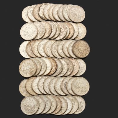 un gros plan sur un tas de pièces de monnaie sur fond noir
