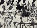 un dessin en noir et blanc représentant des arbres et une clôture