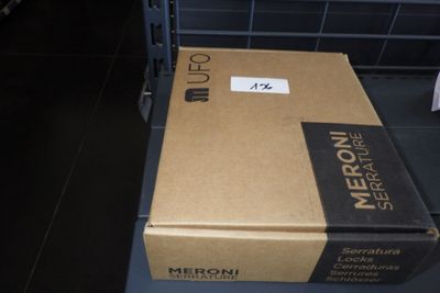 une boîte posée sur une étagère dans une pièce