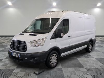 la camionnette blanche est garée sur un sol carrelé en damier