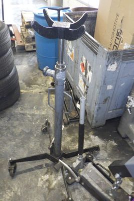 une photo d'un support de réparation de vélo dans un garage