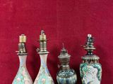 quatre vases posés sur une table en bois, avec un mur rouge en arrière-plan