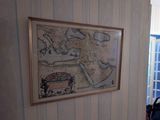 une image représentant une carte accrochée au mur