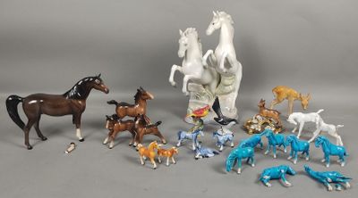 beaucoup de chevaux miniatures posés sur une table