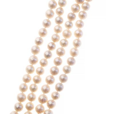 un gros plan d'un collier de perles sur fond blanc