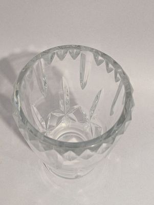 un petit bol en verre muni d'une anse, posé sur une table