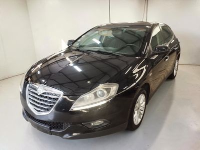 la photo d'une voiture noire garée dans un garage