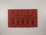 un vieux livre rouge avec des inscriptions noires, posé sur une surface blanche