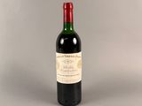 une bouteille de vin posée sur une table
