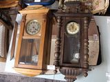 il y a de nombreuses horloges différentes sur la table dans cette pièce