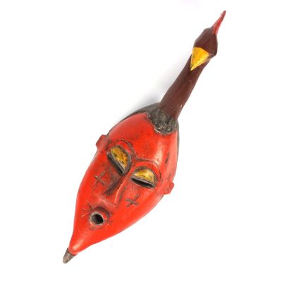 un masque rouge accroché à un mur sur un fond blanc