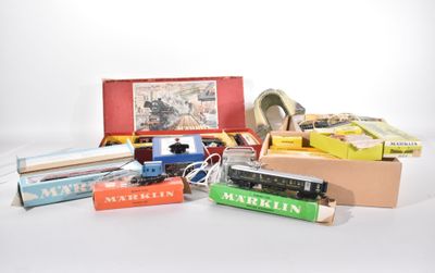 de nombreux types de petits trains et de livres sur la table