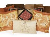 de nombreux coussins posés sur un canapé