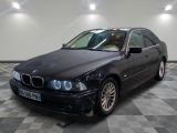 la photo d'une voiture noire garée dans un garage