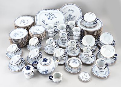 beaucoup d'assiettes, de tasses et de soucoupes bleues et blanches