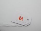 une étiquette portant le chiffre 66 sur un fond blanc