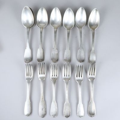 six cuillères et six fourchettes disposées en rangée sur une surface blanche