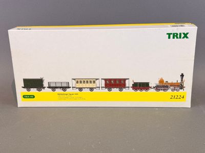 une boîte avec un train posée sur une table