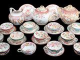 de nombreuses tasses et soucoupes posées sur une table